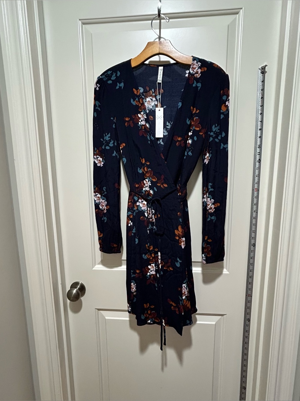 G/F Collection NWT women’s size M Kathleen Floral Wrap Midi Long Sleeve Dress